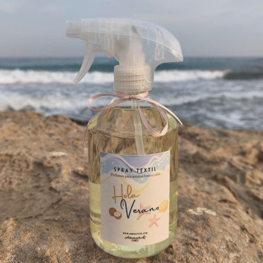 Spray textil Hola Verano 500 ml: Elimina olores y perfuma de la marca Aromaticks en Aromaticks